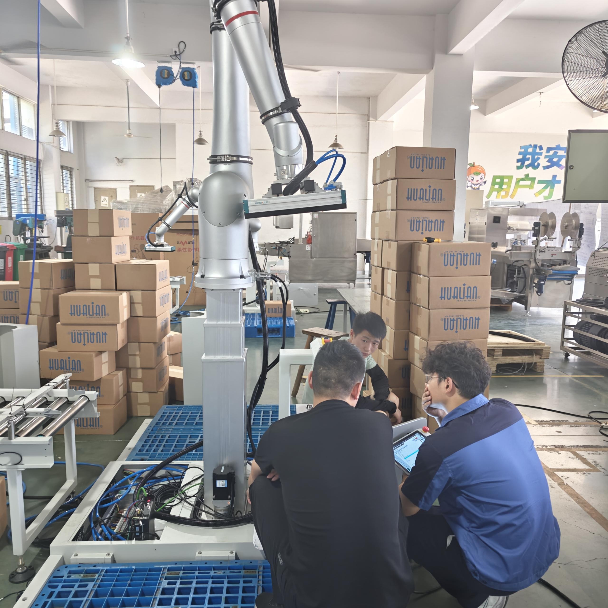 Industrial robot station using a lifting column for vertical positioning